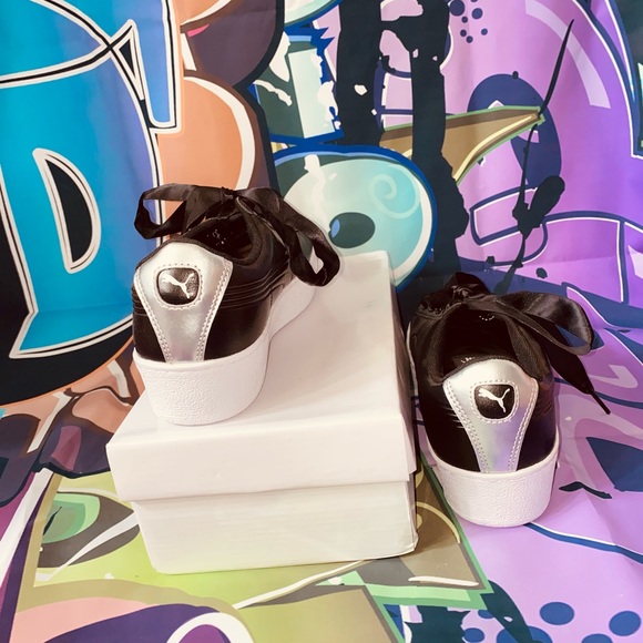 Black and White Puma shoes - Picture 2 of 4